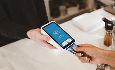 Collegamento obbligatorio tra POS e registratore di cassa, le imprese rischiano sanzioni fino a €4.000