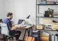 Avere un lavoro non basta più. Perché in Italia i salari ti rendono povero lo stesso?
