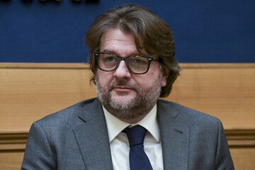 “Busta paga più alta, taglio dell'Iva, nuove aliquote Irpef e riduzione dei bonus”: l'intervista a Osnato (Fratelli d'Italia)
