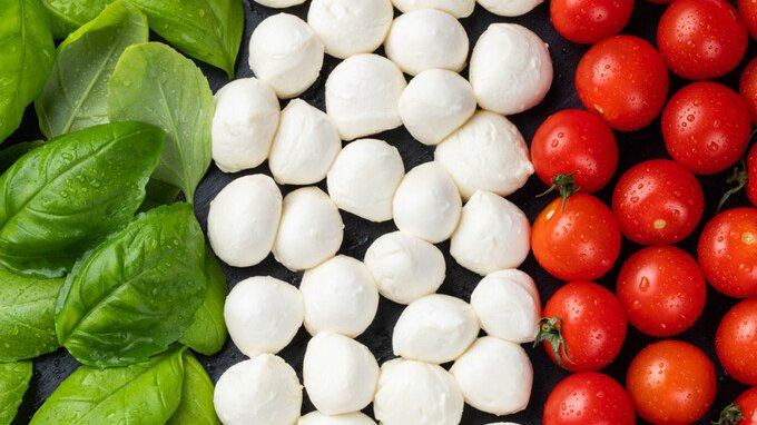 La mozzarella italiana rischia di vivere una delle crisi più gravi della sua storia. Ecco cosa sta succedendo