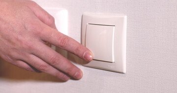 Dopo quanto staccano la luce se non pago le bollette?