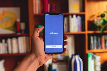Azioni Coinbase alle stelle, l'exchange di criptovalute vola in borsa