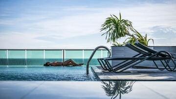 Non trova il lettino nella piscina dell'hotel. Risarcito con 1.000 euro
