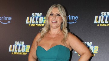 Chi è Katia Follesa? Guadagni e biografia della co-conduttrice di Sanremo 2025