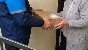 Postino si rifiuta di lasciare i pacchi per strada. Ma viene licenziato