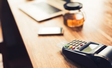 “È una pessima idea”. Perché devi smettere di pagare la spesa con la carta di credito 