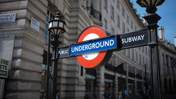 Bank of England conferma tassi al 4,25%, l'inflazione UK assilla Londra
