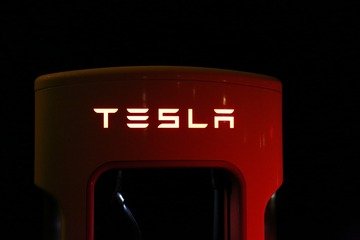 Tesla, tra le sfide del mercato e l'ottimismo di Elon Musk: investire o attendere il rimbalzo?