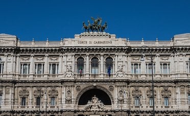 Si ammala perché lavora troppo, ora il datore di lavoro deve risarcirlo. Lo dice la Cassazione