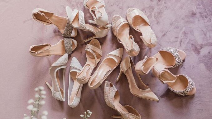Dalle sneaker ai sandali: guida alle scarpe che non passano mai di moda