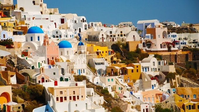 Italiani con proprietà in Grecia attenzione. Affittare in contanti diventerà presto illegale