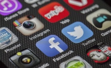 Multa fino a 1.000€ ai genitori se i figli usano male i social