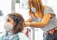 Costi parrucchiere per decolorazione e tinta: quanto si spende in media?