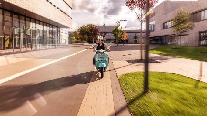 I ciclomotori possono circolare anche nelle corsie preferenziali: lo dice la Cassazione