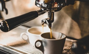 Fondi di caffè trasformati in biochar senza zolfo. Lo studio che potrebbe cambiare la gestione dei rifiuti