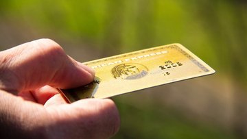 Carta oro American Express, costi e requisiti. Quanti soldi devi avere per richiederla?
