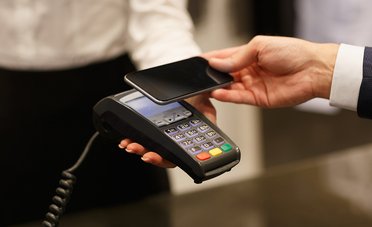 Pos obbligatorio, passo indietro di Meloni? Come potrebbe cambiare la soglia dei 60 euro