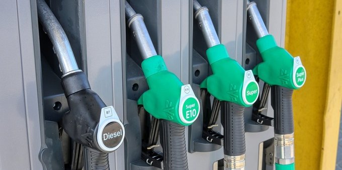 Benzina, stangata a maggio? L'Opec+ taglia la produzione di petrolio, prezzi verso l'impennata