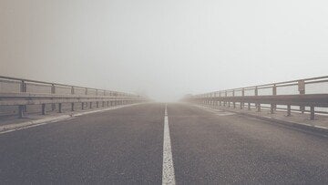 C'è un Paese che usa la vernice fosforescente sulle strade al posto dei lampioni. Ma c'è un problema