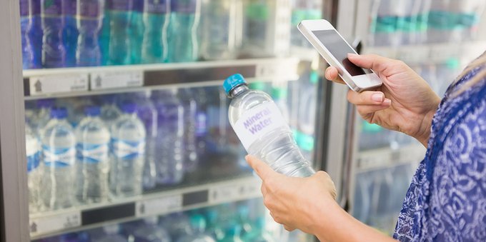 Acqua frizzante, allarme nei supermercati: prezzi sempre più alti e bottiglie introvabili