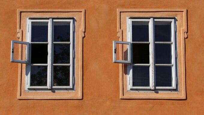 Sai perché conviene aprire le finestre anche se fa caldo?