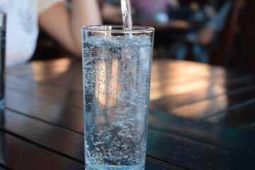 Particelle di cristalli trovate nell'acqua in bottiglia. C'è da preoccuparsi?