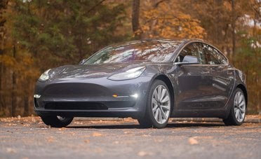 Tesla testa i robotaxi senza volante. A che punto è il progetto di Musk