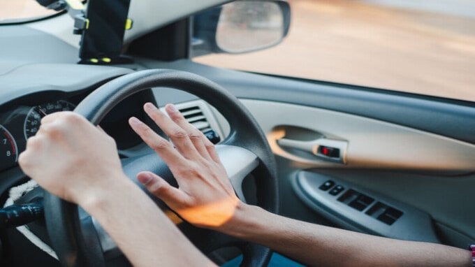 Multa per chi usa troppo il clacson: cosa rischiano gli automobilisti molesti