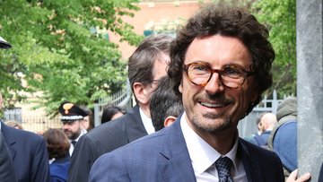 Quanto guadagna Danilo Toninelli? Stipendio e restituzioni del senatore M5S