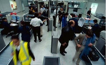 Questo passeggero ha trovato un modo per portare più vestiti, anche l'assistente di volo applaude