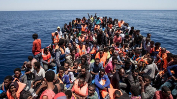 Migranti, le richieste della Libia all'Italia: mezzi e soldi per fermare gli sbarchi