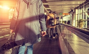 Nuove regole UE per i voli. Cosa cambia per risarcimenti, ritardi e bagagli a mano