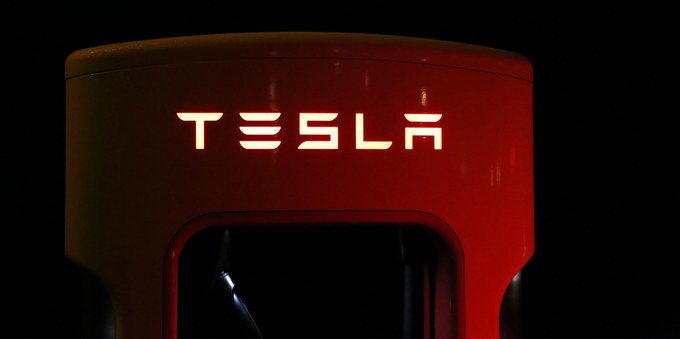 Elon Musk ai dipendenti Tesla: le azioni crolleranno senza un taglio dei costi