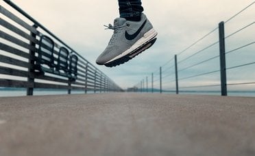 Nike, negozi pieni e azioni in caduta. Cosa c'è dietro un crollo vicino all'80%?