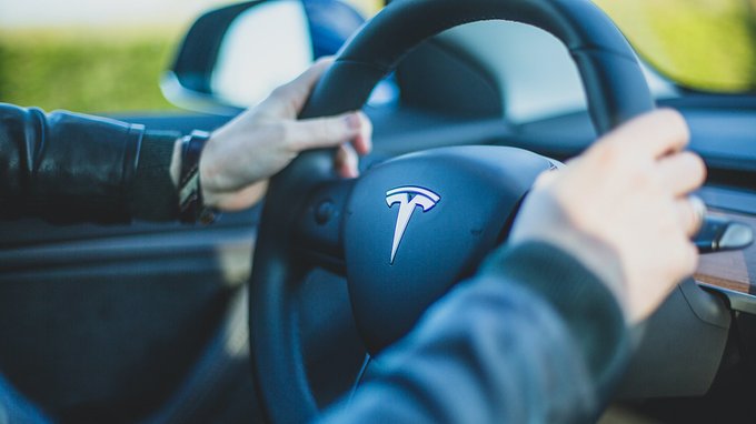 I dipendenti Tesla fanno una richiesta scioccante a Elon Musk. «Siamo a un bivio» 