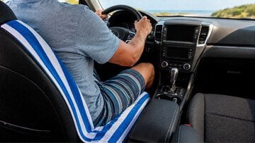 Multa per chi guida con l'asciugamano sul sedile, cosa c'è di vero e quali sono i rischi reali