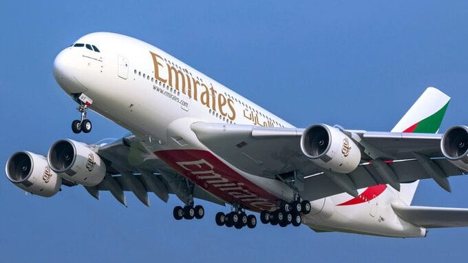 Emergenza sul Mediterraneo, volo Emirates rientra ad Atene per una sospetta minaccia a bordo