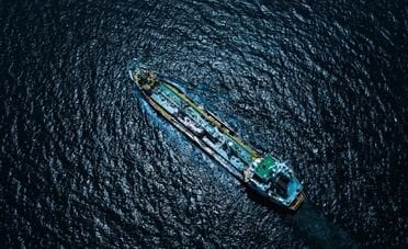 Guerra nel Golfo, addio alle quote OPEC. La mossa degli Emirati per massimizzare i ricavi a prezzi oltre i 100 dollari