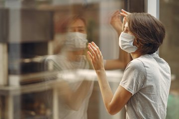 Il medico di Stanford: per riprenderci dai danni dei lockdown ci vorranno almeno 20 anni