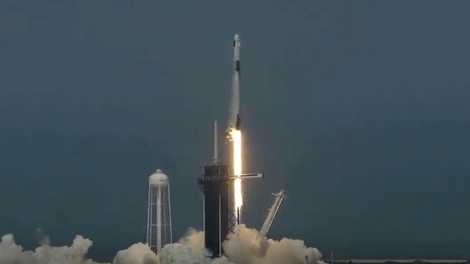 Amazon sfida Starlink e lancia 27 satelliti internet 