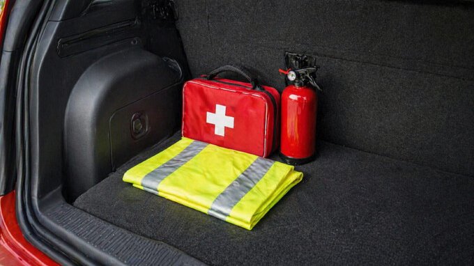 Oltre 5 milioni di persone devono avere un kit di pronto soccorso in auto dal 1° gennaio 2027