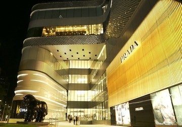 Semestrale Prada: il brand del lusso promosso dai conti