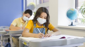 Mascherine obbligatorie a scuola per Covid e influenza, cosa sta succedendo