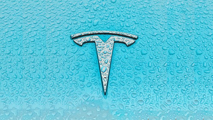 Tesla continua a tagliare i prezzi. La mossa è davvero vincente?