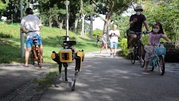 Coronavirus: cani robot e droni controllano il distanziamento sociale