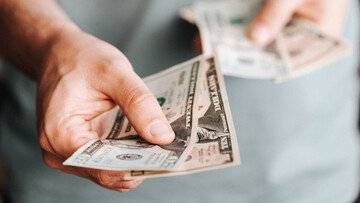 Coronavirus, attività chiuse ma aumenta il lavoro nero: boom di parrucchiere e idraulici