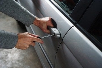Furti in aumento. 5 regole d'oro per non farsi rubare l'auto