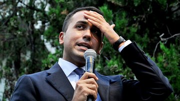 Gavettone per Di Maio: travolto da una secchiata d'acqua a San Giorgio a Cremano