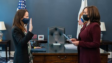 Chi è Avril Haines, la prima donna a capo dell'intelligence USA? Biografia e carriera