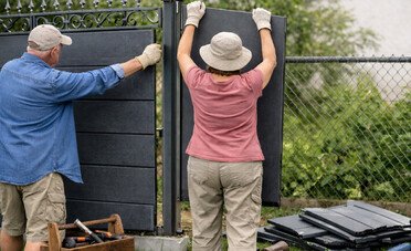 Una coppia di pensionati deve smantellare una recinzione da 5.200€. Il vicino non la vuole 